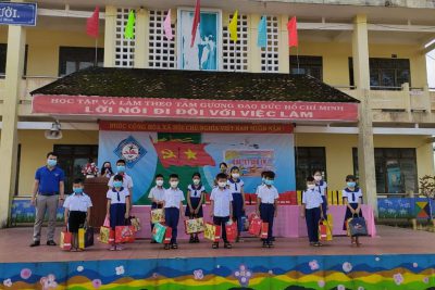 Tặng quà cho các em học sinh nghèo vượt khó