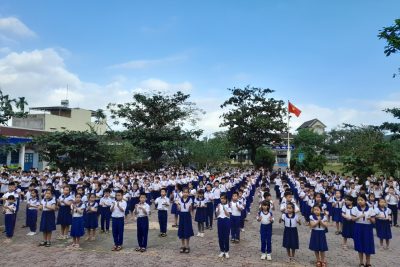 Múa hát tập thể sân trường